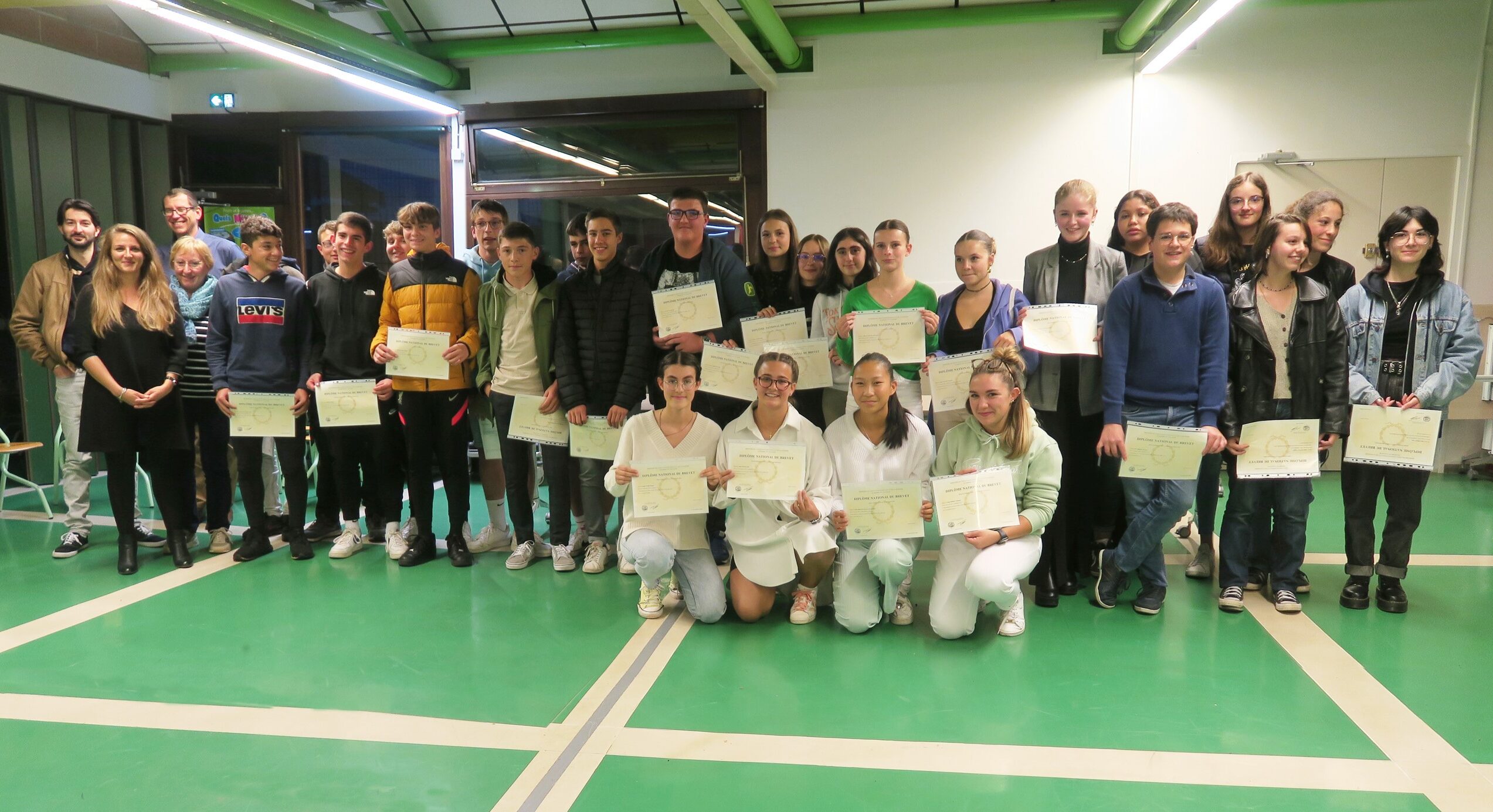 élèves avec diplôme.jpg